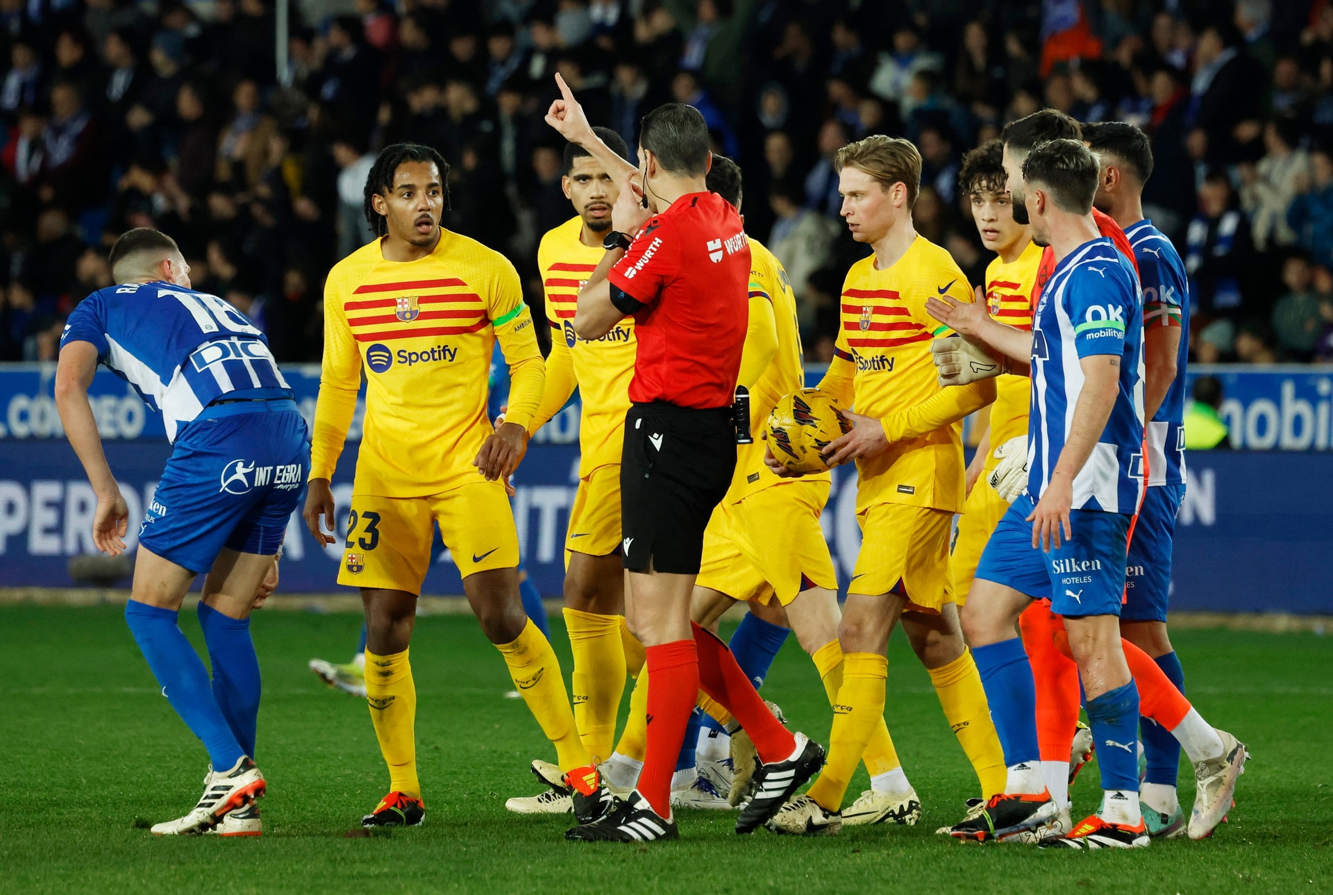 Ten-man Barcelona ease to victory at Alaves | Reuters