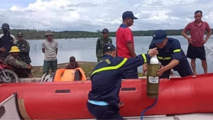 Các lực lượng chức năng đang nỗ lực tìm kiếm nạn nhân mất tích trên hồ Thác Vàng. Ảnh: CTV.