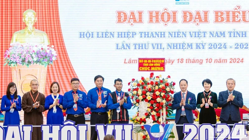 Lãnh đạo tỉnh Lâm Đồng tặng lẵng hoa chúc mừng Đại hội.