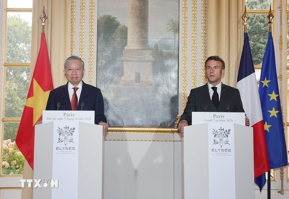 Generalsekretär und Präsident To Lam und der französische Präsident Emmanuel Macron hielten eine gemeinsame Pressekonferenz ab. (Foto: Tri Dung/VNA)