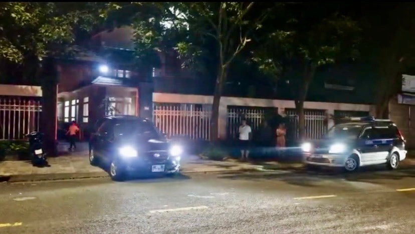 The police vehicle carrying Mr. Nguyen Trung Thanh left his house.