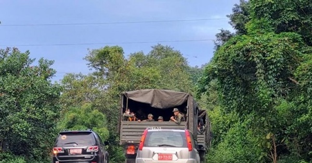 Image de milliers de personnes à la recherche d'un avion militaire Yak-130 à Dak Lak