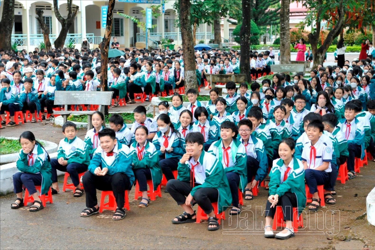 En la mañana del 28 de octubre, más de 560 estudiantes de la Escuela Secundaria Nguyen Tat Thanh, Ciudad. A Gia Nghia se le ha brindado asesoramiento y orientación profesional.