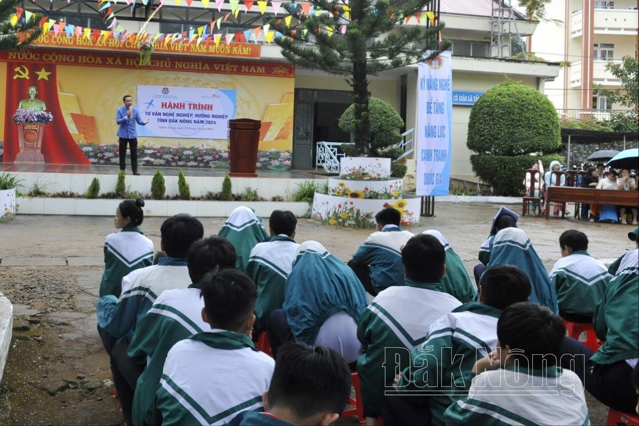 Consultor en la escuela secundaria Nguyen Tat Thanh, ciudad. Gia Nghia