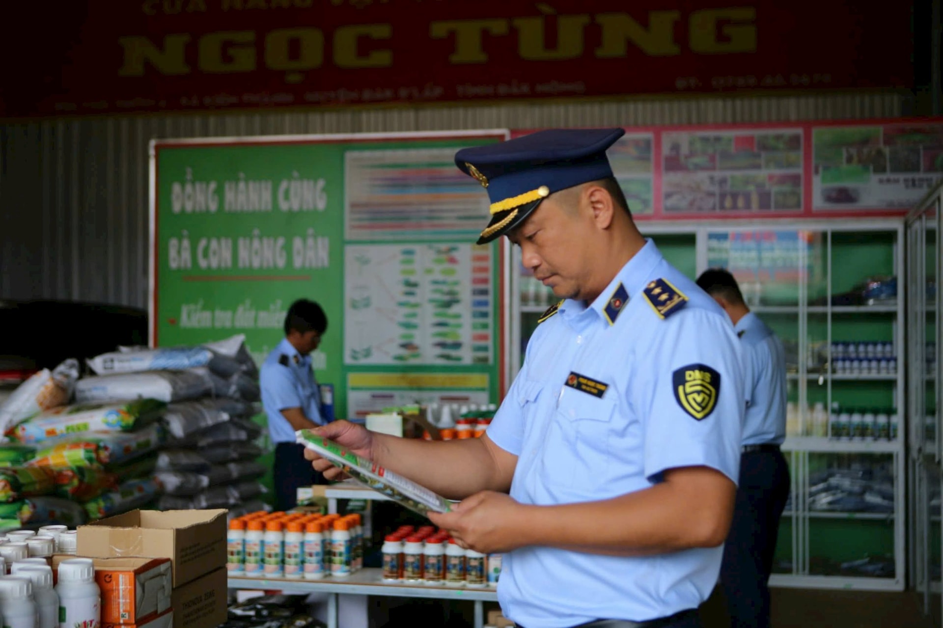 Bà con nên mua những sản phẩm phân bón ở những cơ sở kinh doanh có uy tín và phải có hóa đơn, chứng từ đầy đủ