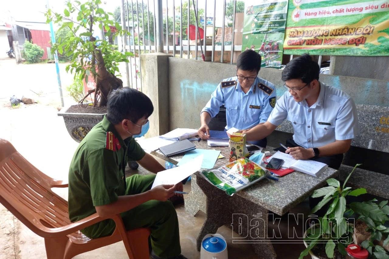 Đoàn kiểm tra liên ngành của tỉnh Đắk Nông kiểm tra việc chấp hành các quy định pháp luật tại các cơ sở kinh doanh phân bón