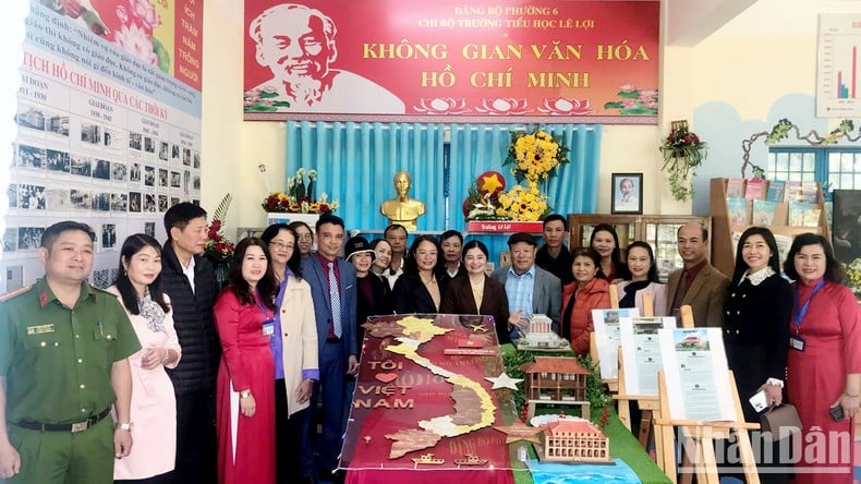 Vertreter von 3 Stufen der Oberschulen in Da Lat eröffneten „Ho Chi Minh Cultural Space“ Foto 3