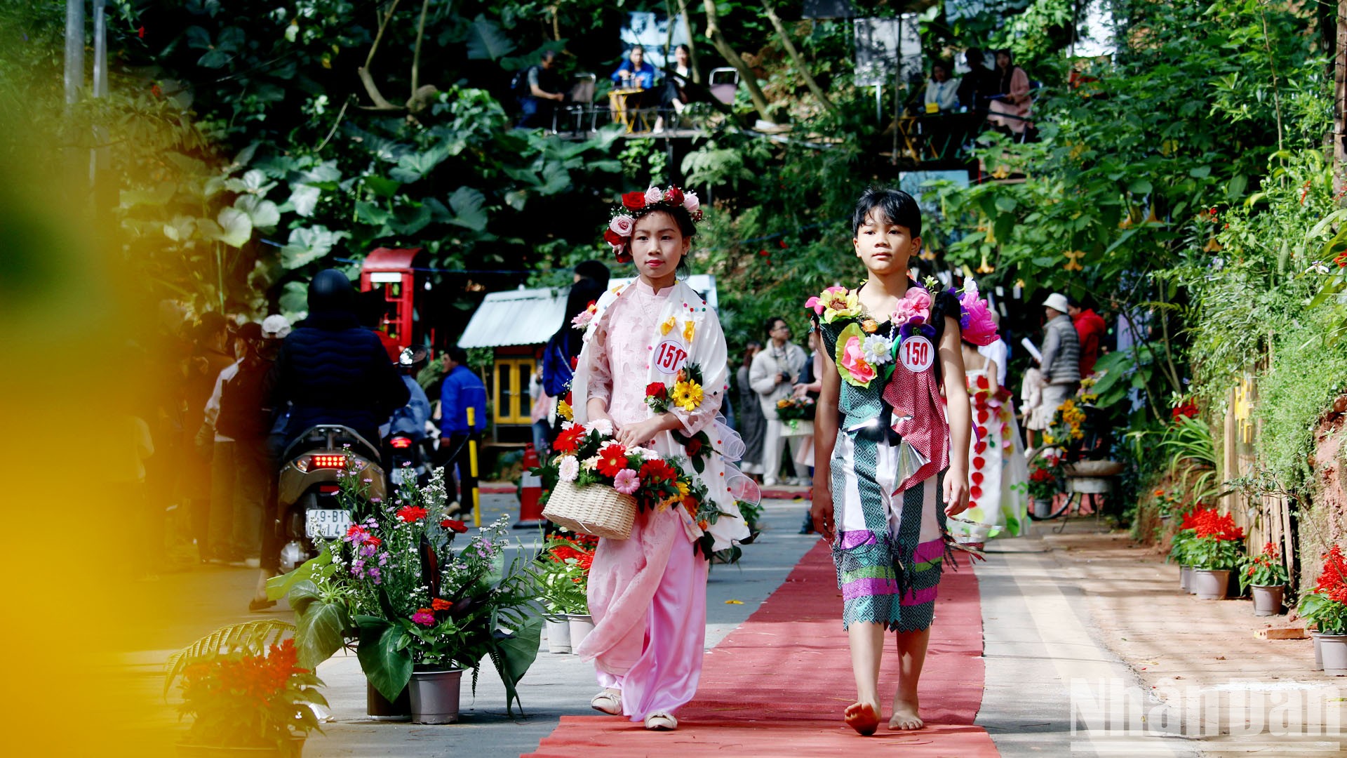 [Ảnh] Ấn tượng với sàn diễn thời trang hoa Đà Lạt ảnh 15