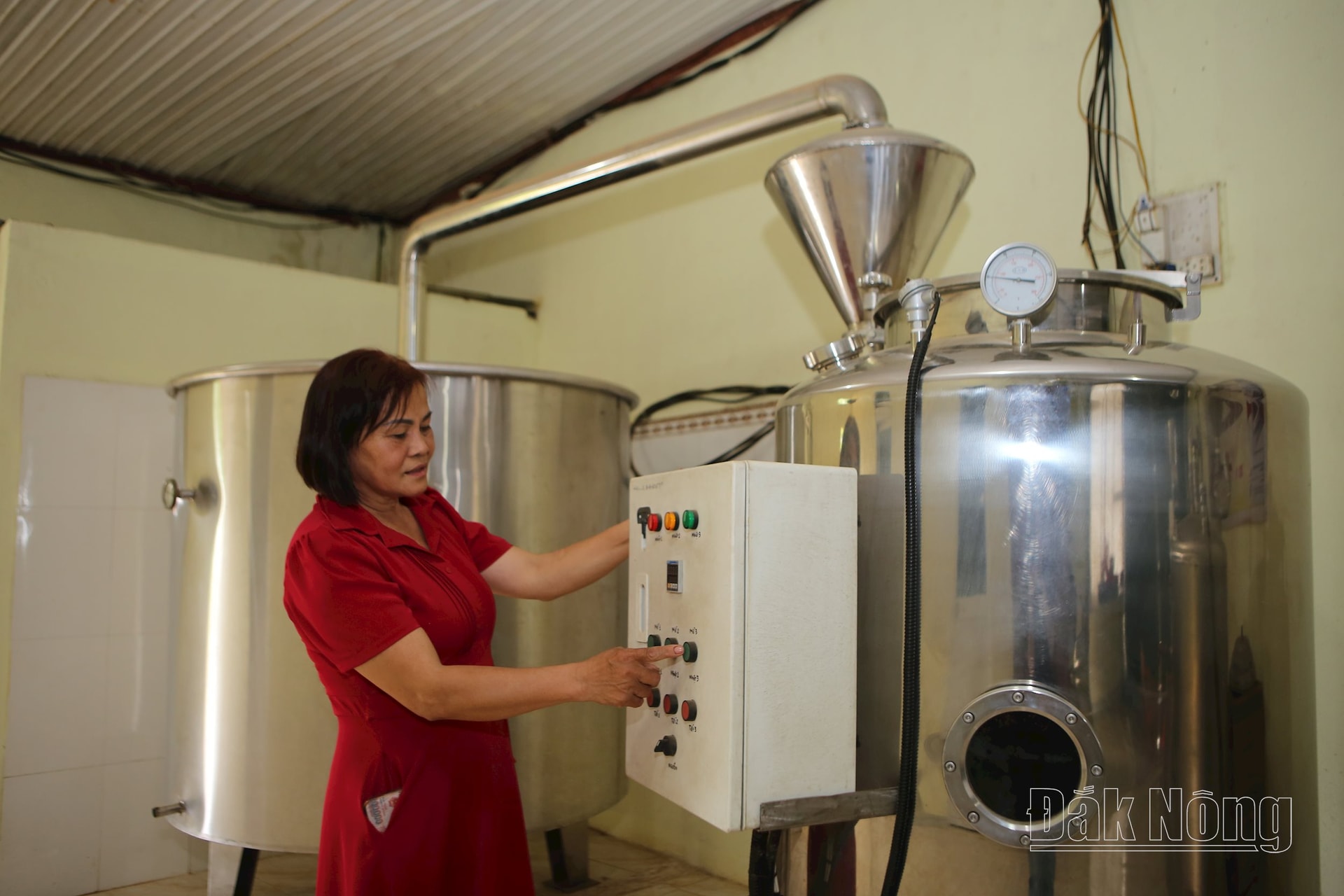 An Phuc Khang Medicinal Materials Cooperative, Dak Ha Commune, Dak Glong District does not hesitate to invest in modern machinery to serve the production of medicinal products.