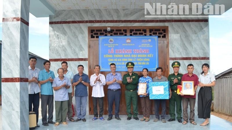 Đại diện lãnh đạo Bộ Chỉ huy Bộ đội Biên phòng tỉnh và chính quyền địa phương và Đồn Biên phòng Ea H’leo trao nhà 