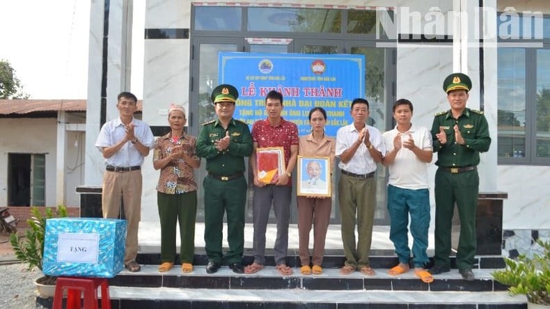 Bàn giao hai nhà “Đại đoàn kết” tặng hộ nghèo ở khu vực biên giới Đắk Lắk ảnh 1