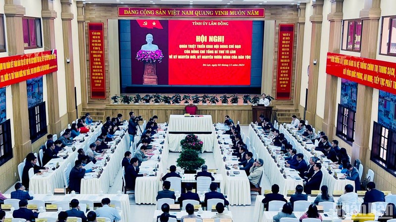 Escena de la conferencia en la sala del Comité del Partido Provincial de Lam Dong.