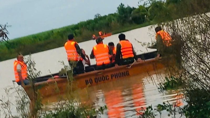 Cán bộ, chiến sĩ Đoàn Kinh tế quốc phòng 737, Quân khu 5 tham gia tìm kiếm nạn nhân.