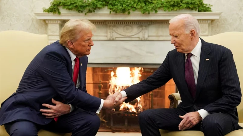 Tổng thống Mỹ Joe Biden và Tổng thống đắc cử Donald Trump trong Phòng Bầu dục, Nhà trắng, ngày 13/11/2024. (Ảnh: Reuters)