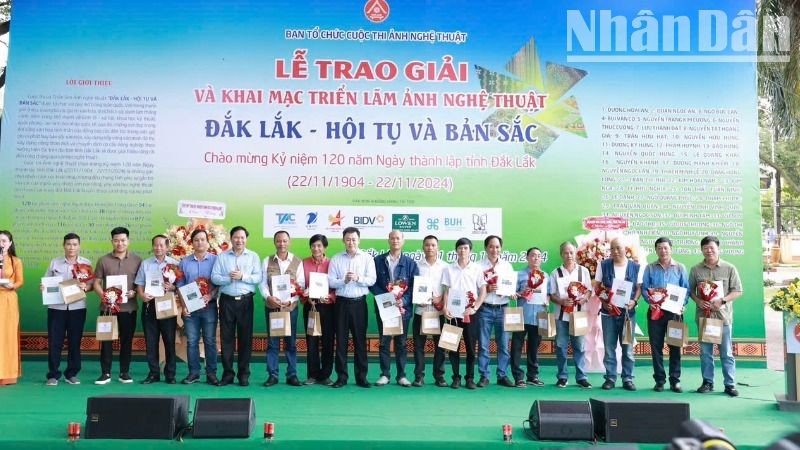 Ban tổ chức cuộc thi trao giải cho các cá nhân có tác phẩm xuất sắc. 