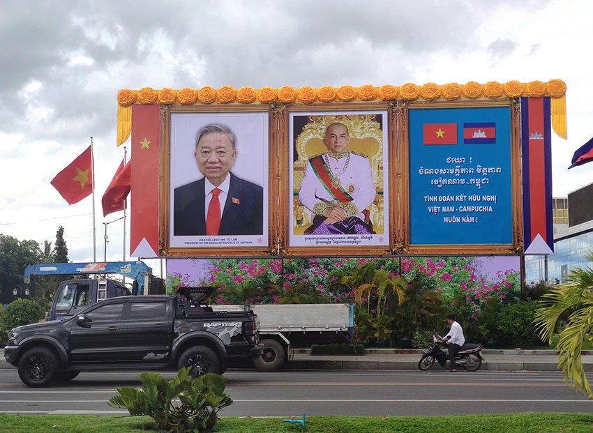 Ảnh chân dung Chủ tịch nước Tô Lâm và Quốc vương Preah Bat Samdech Preah Boromneath Norodom Sihamoni trên một đường phố ở Thủ đô Phnom Penh. (Ảnh NGUYỄN HIỆP) 