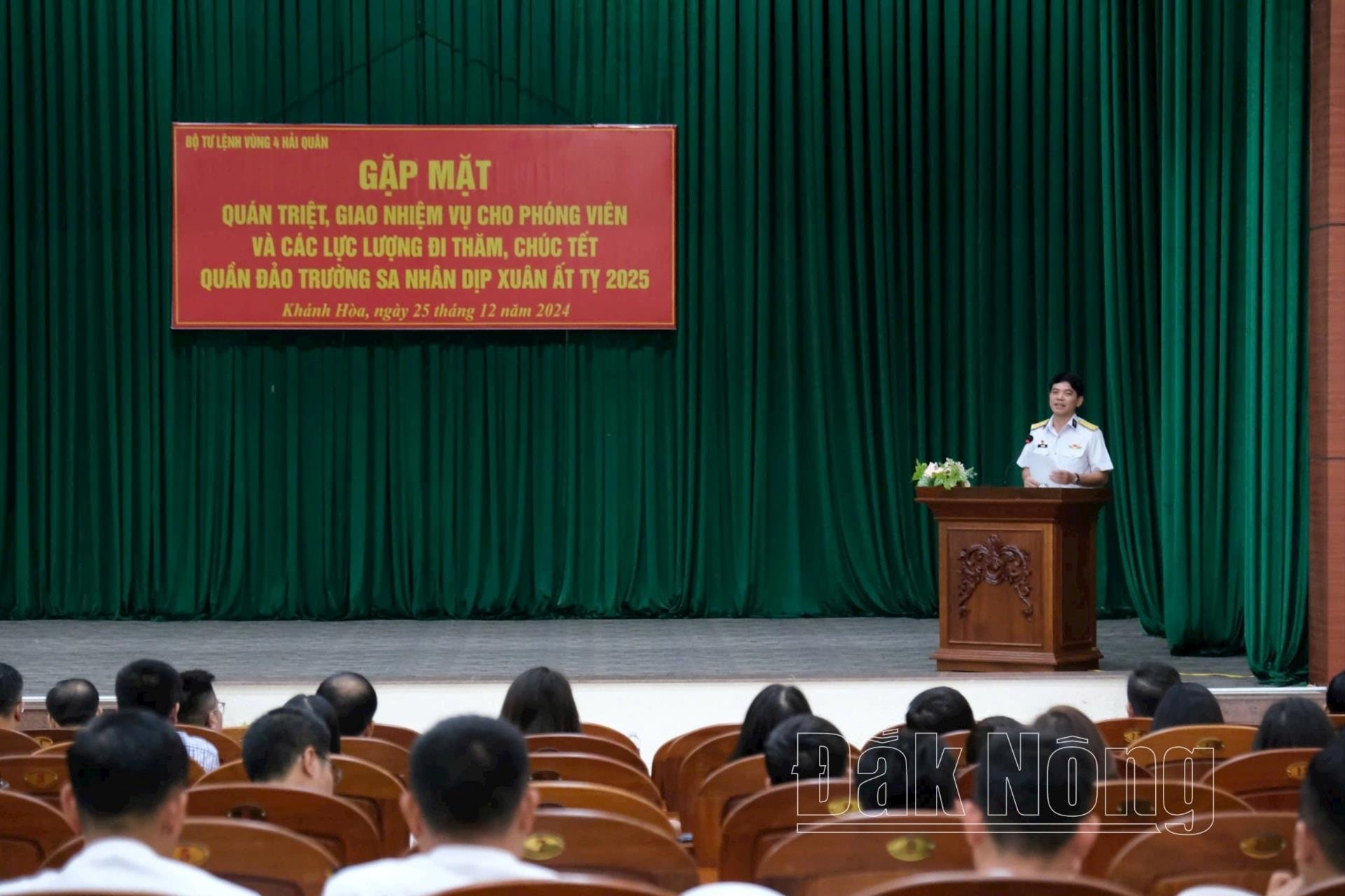 Đại tá Bùi Văn Bền, Chủ nhiệm chính trị Vùng 4 Hải Quân quán triệt một số nội dung tới các cán bộ, phóng viên