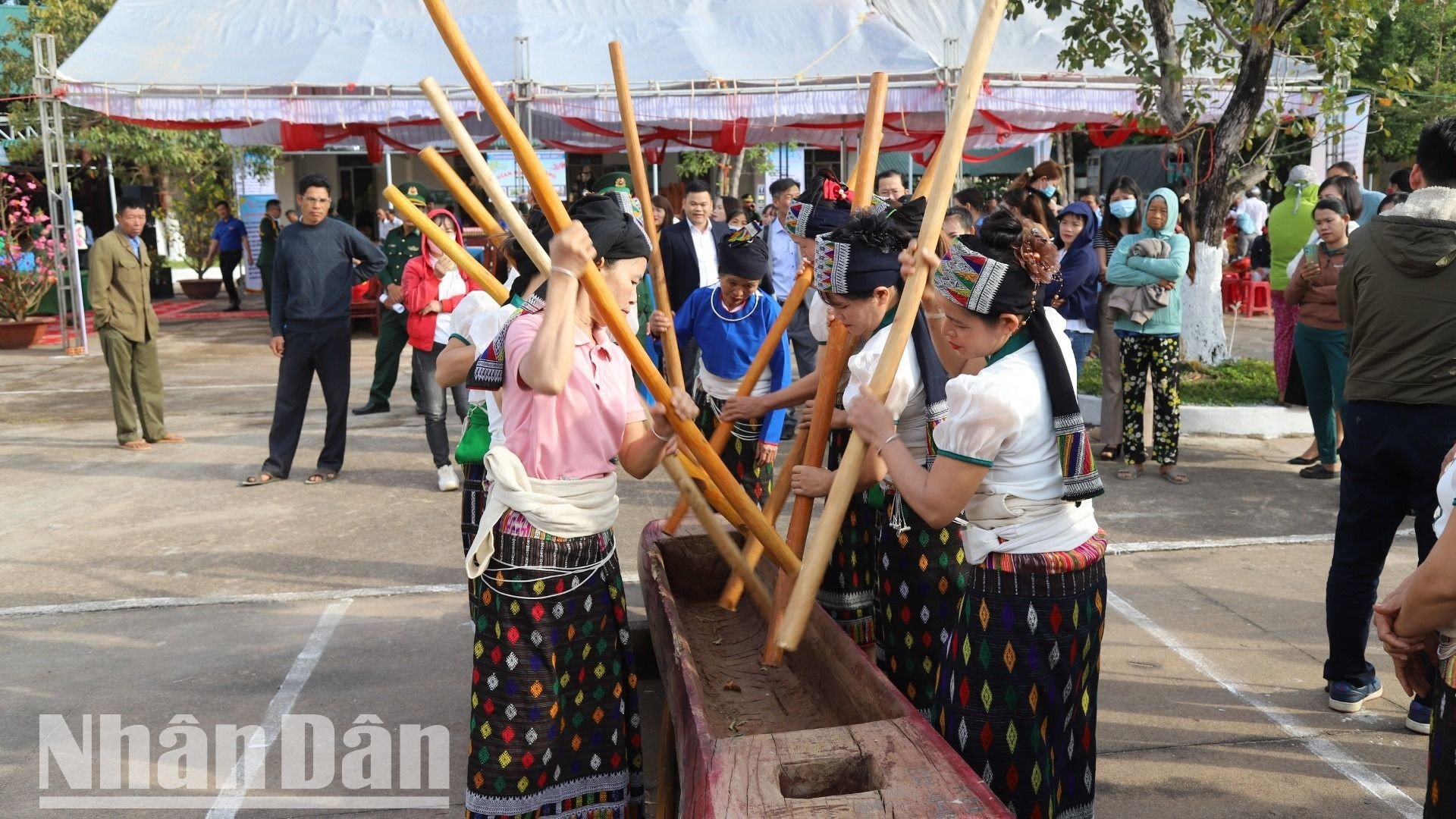 Mang Tết sớm đến với người nghèo vùng biên giới Đắk Lắk ảnh 3