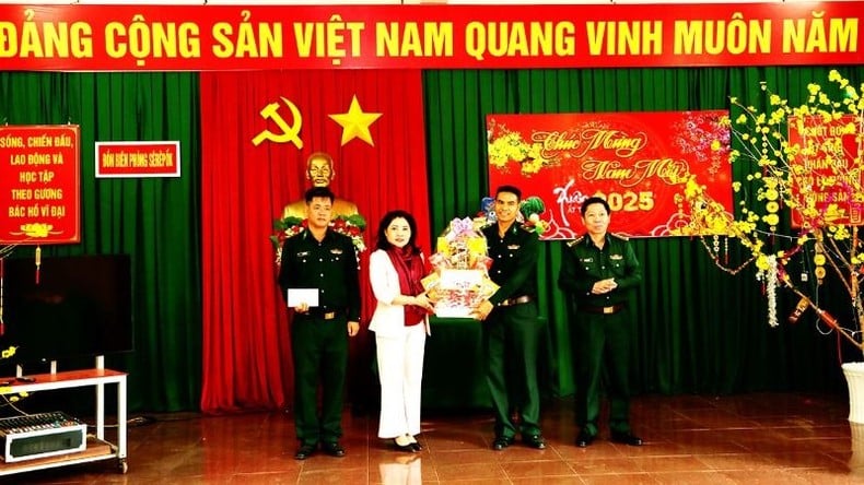 Đoàn Đại biểu Quốc hội tỉnh Đắk Lắk tặng quà Tết các hộ nghèo và chiến sĩ biên phòng ảnh 4