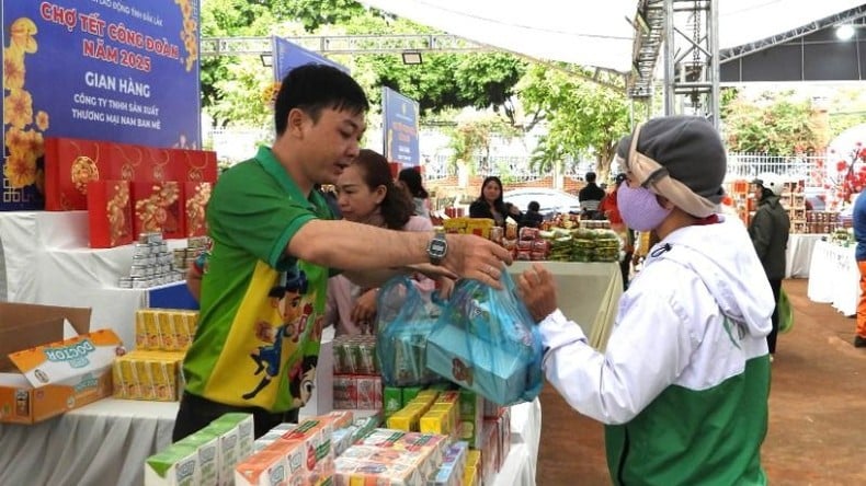 Đắk Lắk trao 400 phần quà tại chương trình “Tết Sum vầy - Xuân ơn Đảng” ảnh 1