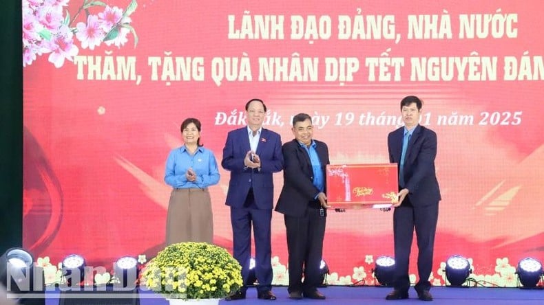 Phó Chủ tịch Quốc hội Trần Quang Phương viếng Nghĩa trang liệt sĩ tỉnh Đắk Lắk và tặng quà Tết cho người lao động ảnh 3