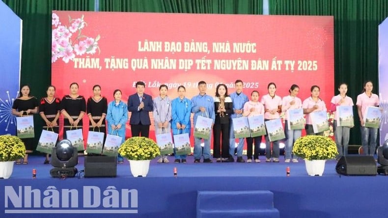 Phó Chủ tịch Quốc hội Trần Quang Phương viếng Nghĩa trang liệt sĩ tỉnh Đắk Lắk và tặng quà Tết cho người lao động ảnh 5