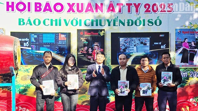 Kon Tum: Khai mạc Hội báo Xuân Ất Tỵ 2025 chủ đề Báo chí với chuyển đổi số ảnh 4