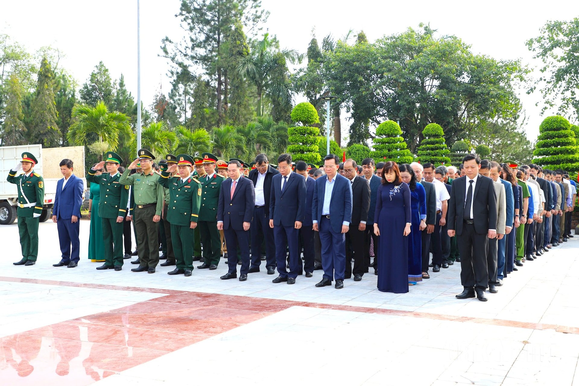 Các đồng chí lãnh đạo tỉnh thành kính tri ân, mặc niệm tưởng nhớ công ơn các anh hùng liệt sĩ đã hy sinh vì độc lập, tự do của dân tộc