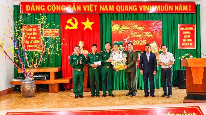 Lãnh đạo tỉnh Đắk Lắk thăm và chúc Tết cán bộ, chiến sĩ các Đồn Biên phòng trên tuyến biên giới ảnh 4