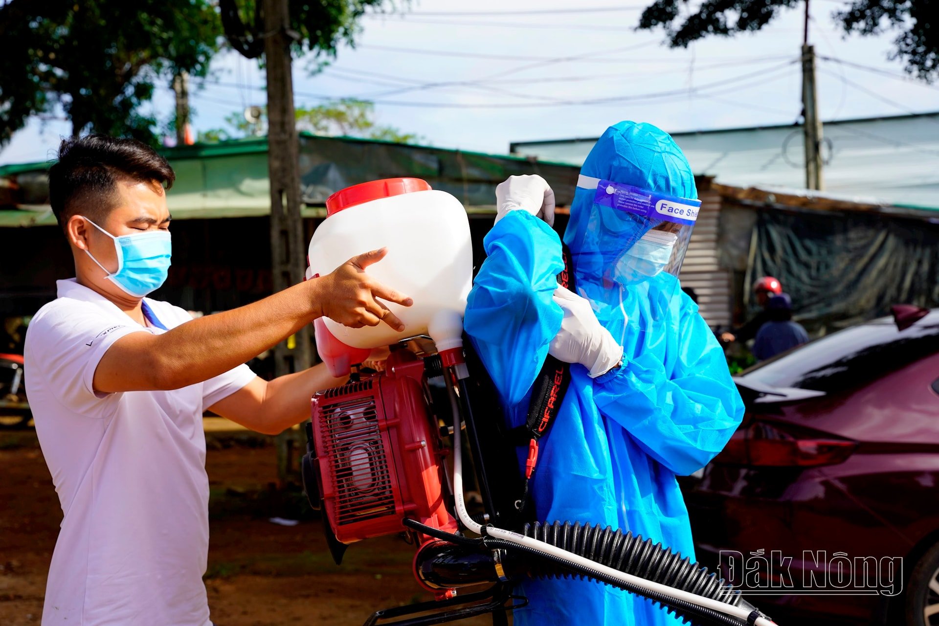 Nhân viên y tế phun hoá chất diệt loăng quăng, bọ gậy trên địa bàn thành phố Gia Nghĩa