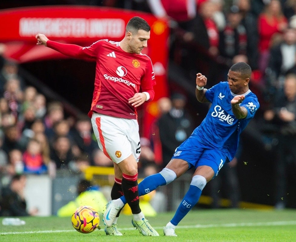 Ashley Young's son plays for Peterborough. EFE