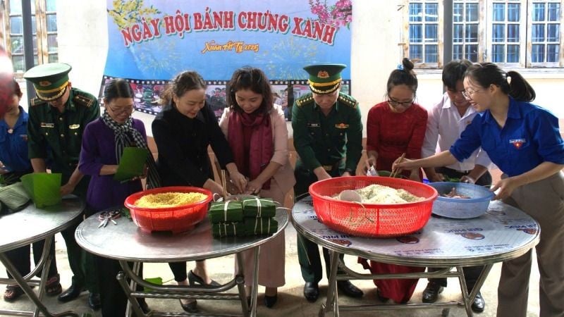 Đồng chí Nguyễn Thị Thu Nguyệt, Phó trưởng Đoàn đại biểu Quốc hội chuyên trách tỉnh Đắk Lắk và Đại tá Đỗ Quang Thấm, Chính ủy Bộ đội Biên phòng tỉnh Đắk Lắk cùng gói bánh chưng tặng các hộ nghèo xã Ia Rvê đón Tết.