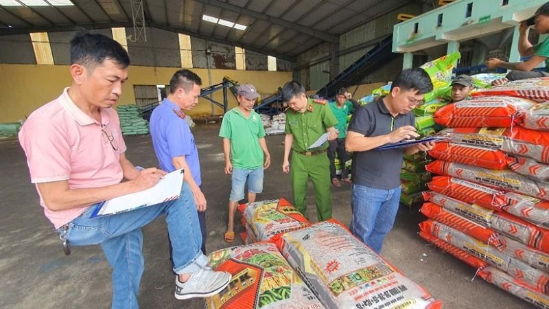 Cơ quan chức năng kiểm tra, thống kê số lượng phân bón giả tại kho của Công ty cổ phần thương mại phân bón Nam Dương.