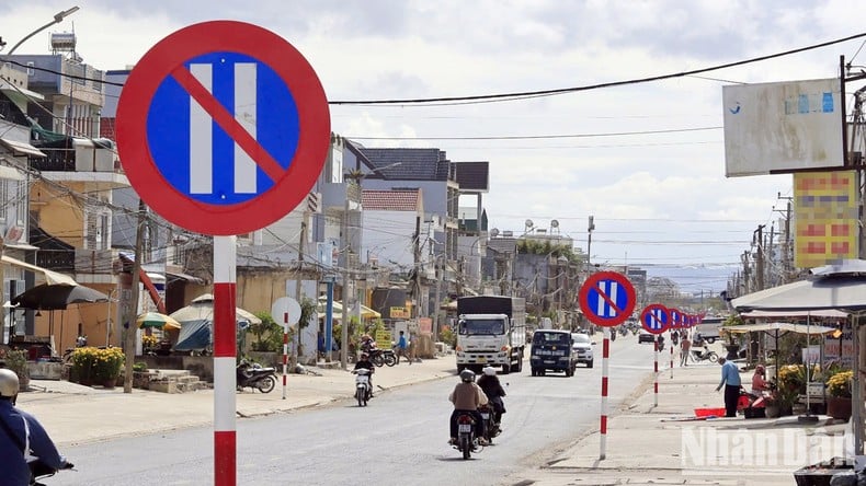 Giữ nguyên hiện trạng “23 biển báo cấm cùng loại trên đoạn đường khoảng 1km” ảnh 2