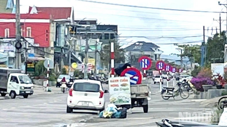 Vụ 23 biển báo trên đoạn đường 1km: Tỉnh Lâm Đồng yêu cầu khẩn trương đánh giá ảnh 2