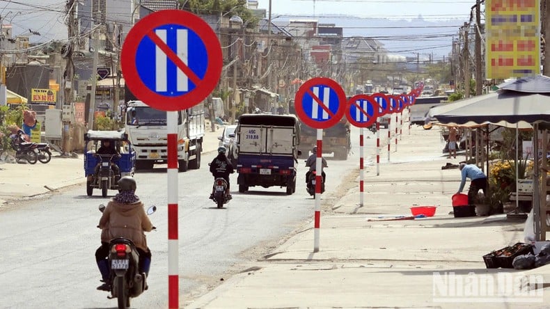 Vụ 23 biển báo trên đoạn đường 1km: Tỉnh Lâm Đồng yêu cầu khẩn trương đánh giá ảnh 1