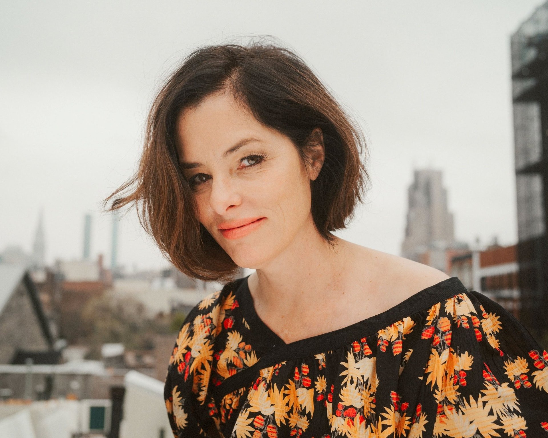 Parker Posey thủ vai Victoria Ratliff