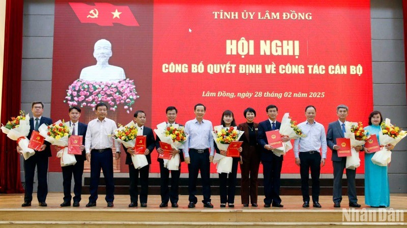 Lãnh đạo tỉnh Lâm Đồng trao quyết định điều động, bổ nhiệm, chỉ định các chức danh cán bộ lãnh đạo quản lý tại địa phương.