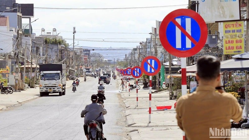 Biển báo cấm đỗ xe ngày chẵn được cắm san sát trên đoạn đường khoảng 1km thuộc Quốc lộ 27, qua xã Lạc Lâm, huyện Đơn Dương. 