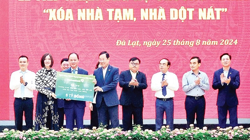 Lãnh đạo tỉnh Lâm Ðồng tiếp nhận nguồn quỹ ủng hộ xóa nhà tạm, nhà dột nát cho hộ nghèo trên địa bàn. 