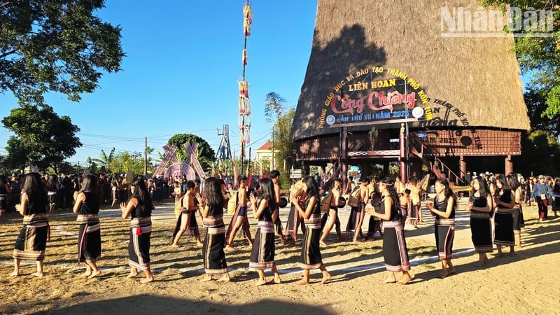 Biểu diễn chiêng, xoang khai mạc liên hoan.