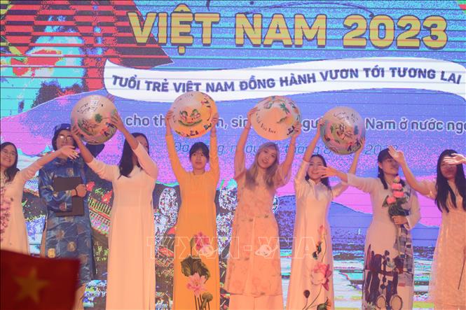 Tiết mục văn nghệ của các bạn trẻ kiều bào tại lễ bế mạc Trại hè Việt Nam 2023. 