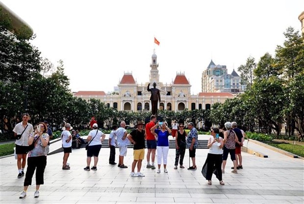 Trụ sở Hội đồng Nhân dân, Ủy ban Nhân dân Thành phố Hồ Chí Minh là điểm đến luôn thu hút đối với du khách quốc tế. (Ảnh: Hồng Đạt/TTXVN)