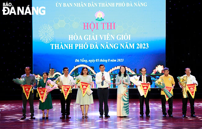 Phó Chủ tịch Thường trực UBND thành phố Hồ Kỳ Minh (giữa) tặng hoa và cờ lưu niệm cho các đội thi. Ảnh: X.D