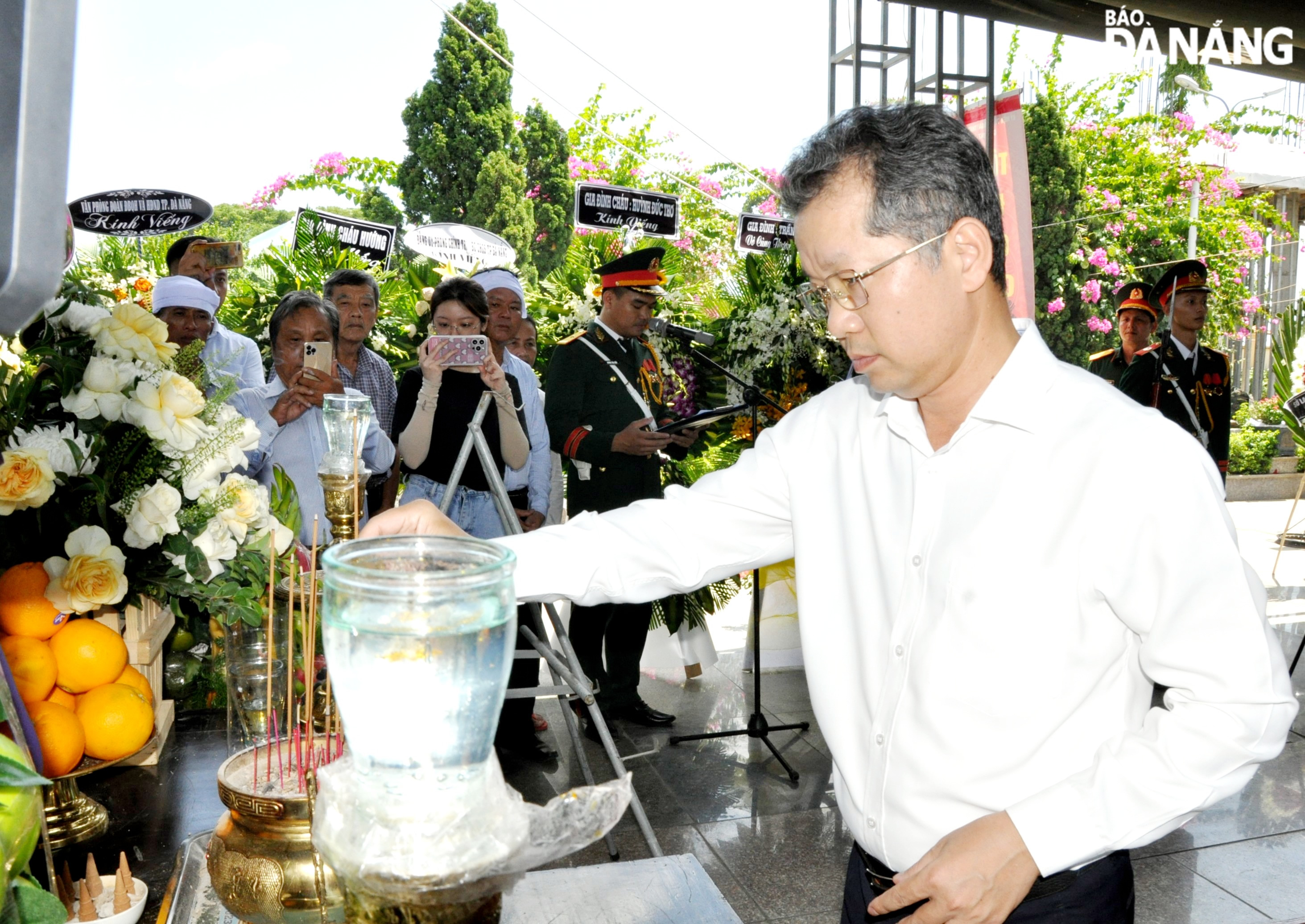 Bí thư Thành ủy Nguyễn Văn Quảng dâng hương tưởng nhớ 6 liệt sĩ nguyên là cán bộ, nhân viên thuộc đơn vị K600, Ban lương thực Quảng Đà. Ảnh: LÊ HÙNG