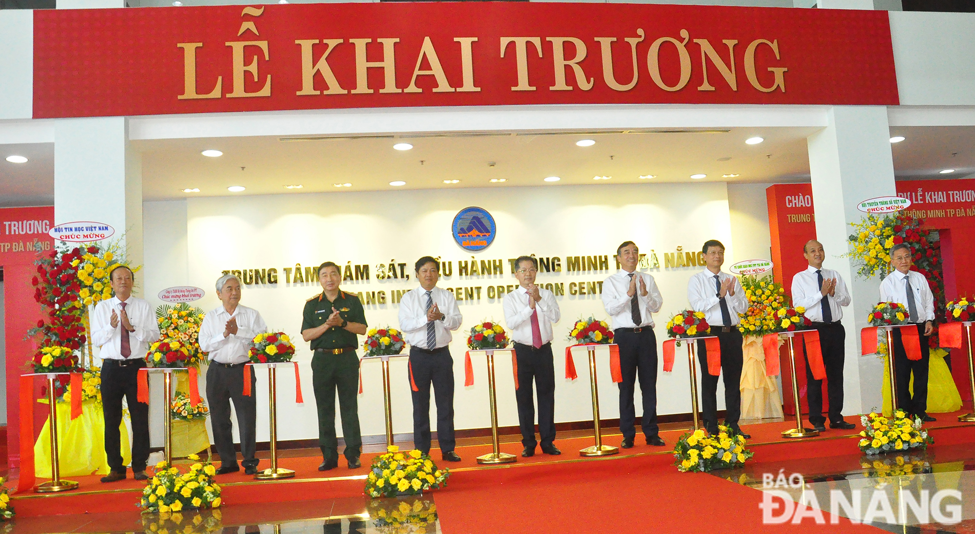 Lãnh đạo thành phố cắt băng khánh thành trung tâm.