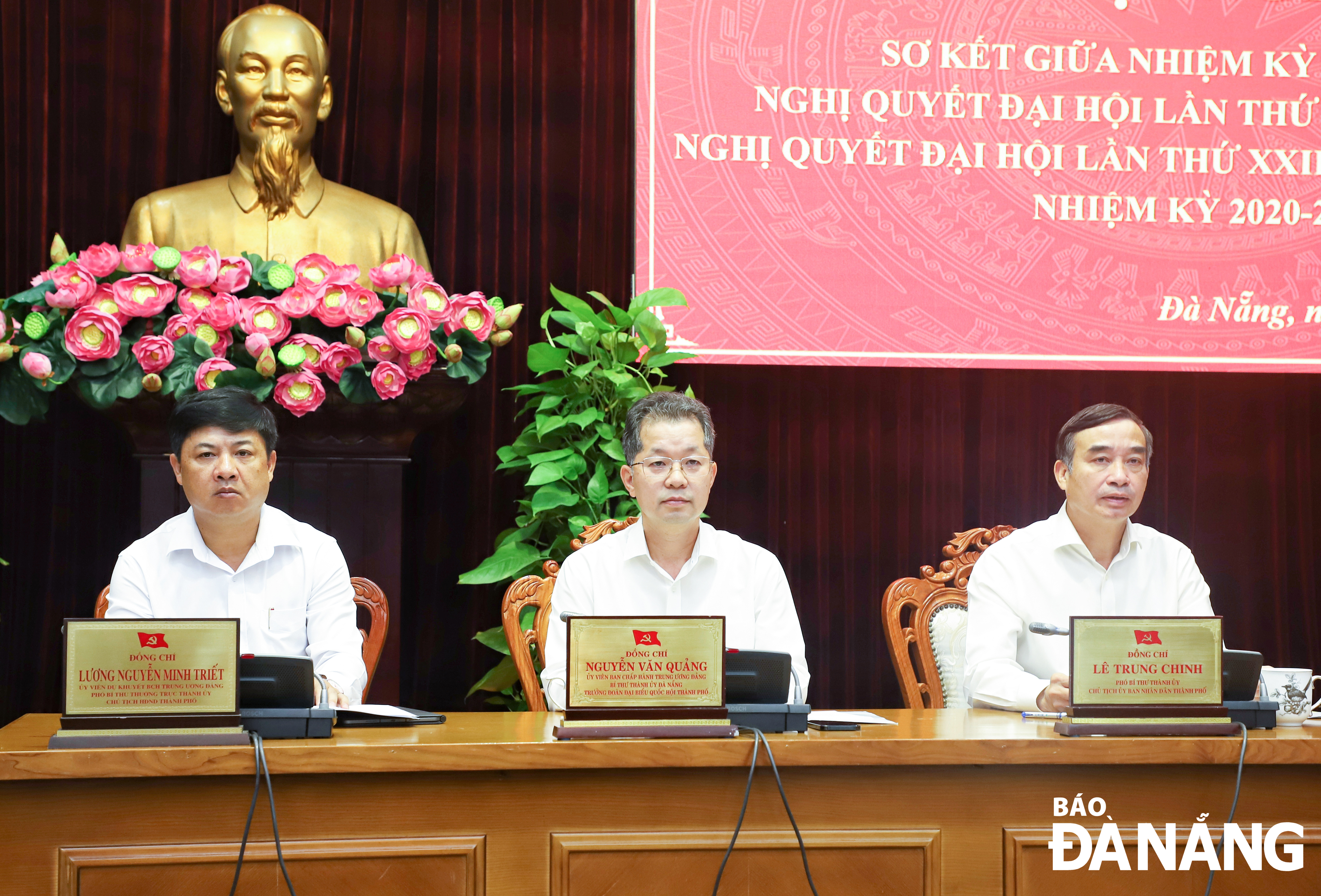 Bí thư Thành ủy Nguyễn Văn Quảng (giữa), Phó Bí thư Thường trực Thành ủy Lương Nguyễn Minh Triết (bên trái) và Chủ tịch UBND thành phố Lê Trung Chinh (bên phải) đồng chủ trì hội nghị. Ảnh NGỌC PHÚ