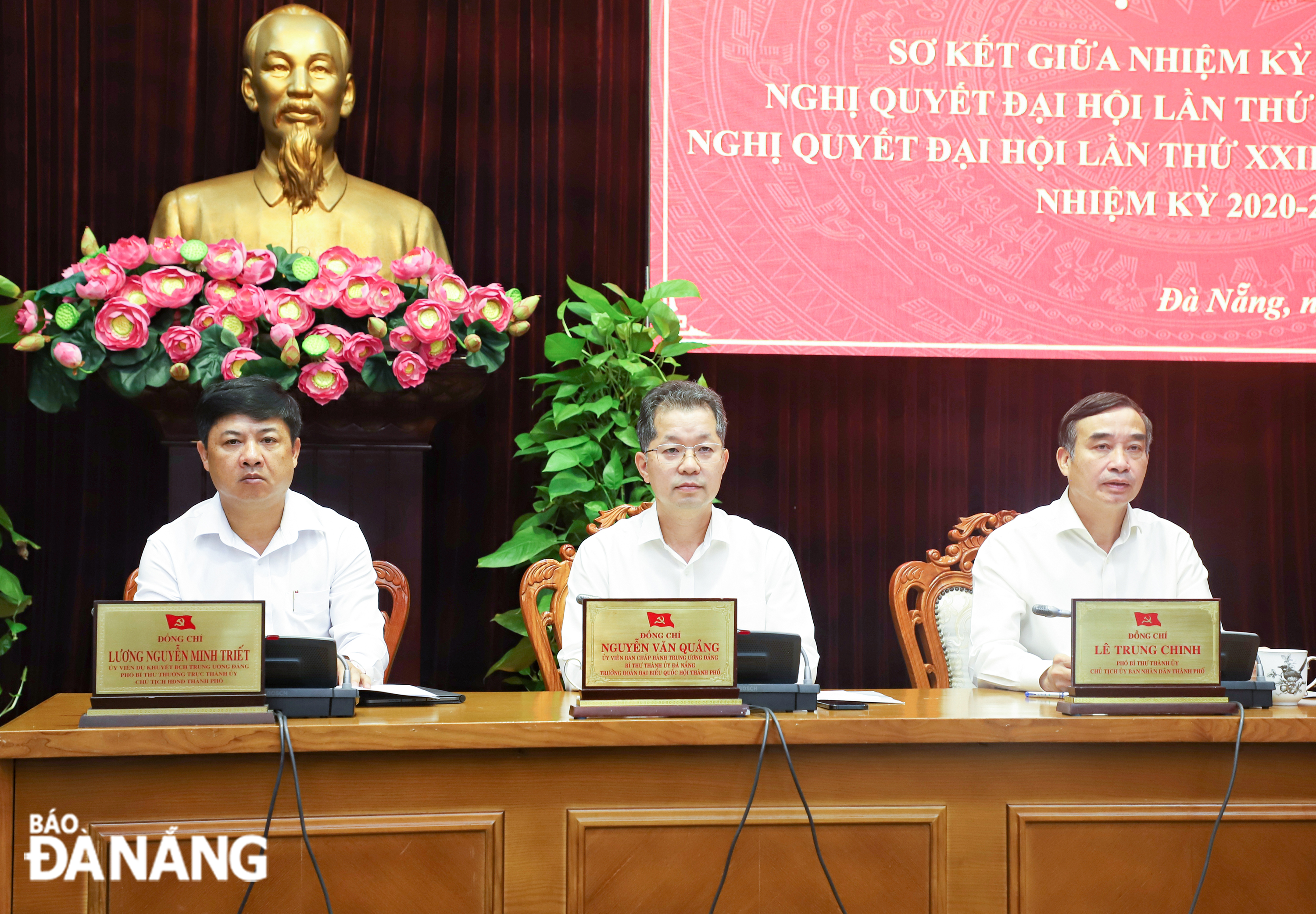 Bí thư Thành ủy Nguyễn Văn Quảng (giữa), Phó Bí thư Thường trực Thành ủy Lương Nguyễn Minh Triết (bên trái) và Chủ tịch UBND thành phố Lê Trung Chinh (bên phải) đồng chủ trì hội nghị. Ảnh NGỌC PHÚ