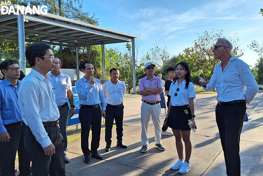 Phó Chủ tịch UBND thành phố Trần Chí Cường nghe đại diện BRG báo cáo tiến độ công tác chuẩn bị cho lễ hội. Ảnh: THU HÀ