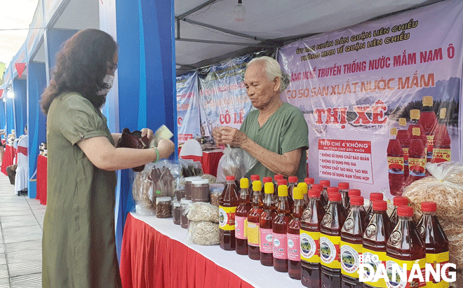 Một gian hàng tại Chương trình Quảng bá sản phẩm nước mắm Nam Ô, sản phẩm OCOP trên địa bàn quận Liên Chiểu. Ảnh: VĂN HOÀNG	